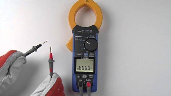 Đo thông mạch bằng kìm ampe được thực hiện khá đơn giản